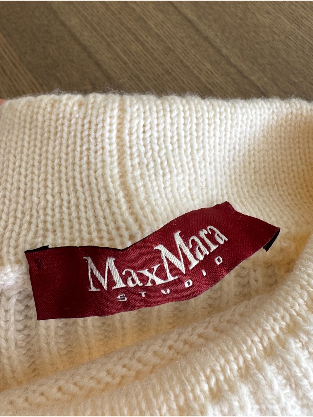 MaxMara Cream Knit Sweater. Size Medium.
